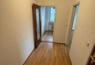 Wohnungsflur mit Türen