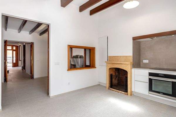 Blick von der Küche in den Wohnbereichº