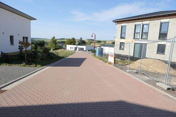 Öffentlicher Bereich mit gepflasterter Straße