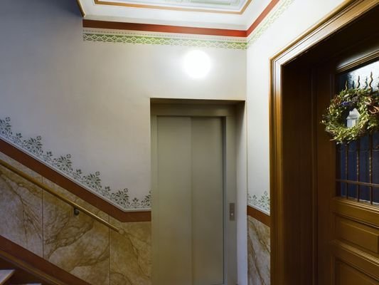 Aufzug (eine Treppe muss gelaufen werden)