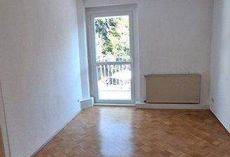 kleines Zimmer zum Balkon