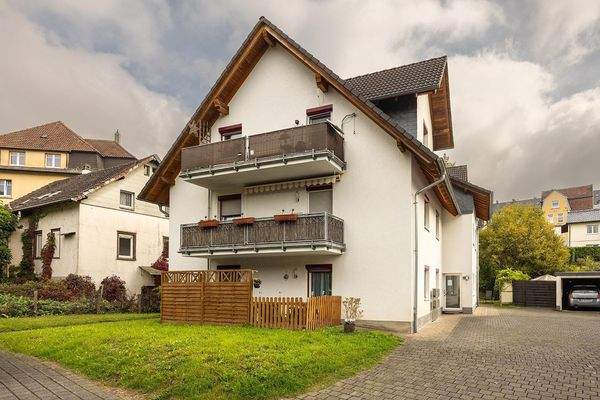 Außenansicht, Neubau, mit Terrasse unten, Balkone oben