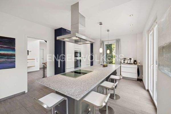 Hochwertige Küche mit Kochinsel