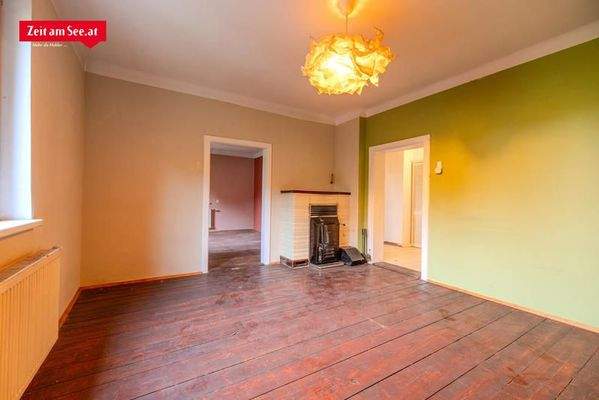 Wohnzimmer mit gemütlichem Kamin