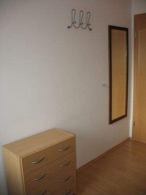 8. Zimmer - Kommode.JPG