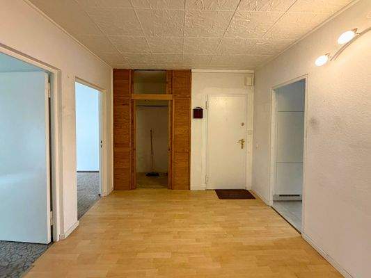 04 Flur mit Abstellraum