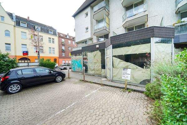 2 Außenstellplätze vor dem Ladenlokal