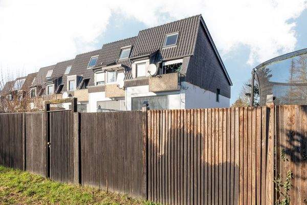 Hausansicht mit Gartenzugang