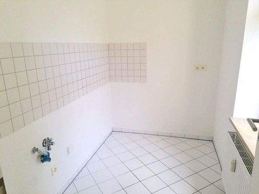 geflieste Küche mit Fenster