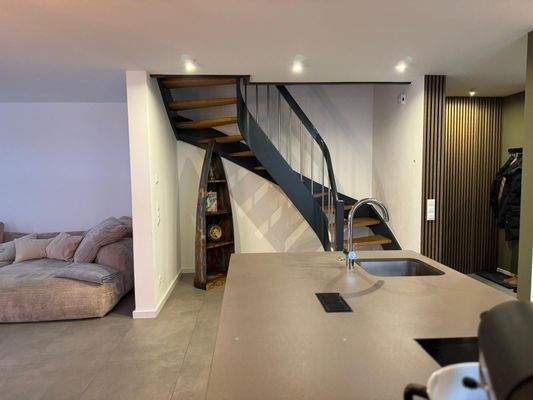 …hochwertiger Treppenaufgang…