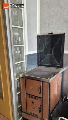 Neben der Ölzentralheizung gibt es einen Holzofen