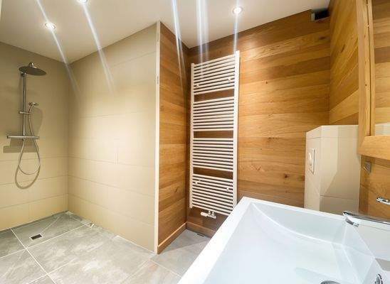 Geräumige, ebenerdige Dusche für ein Wellnessgefühl