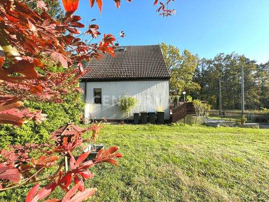Baugrundstück mit Blick auf das Bestandshaus
