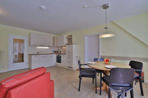 integrierter Essbereich mit Einbauküche