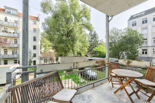 Großer Balkon im ruhigen Innenhof