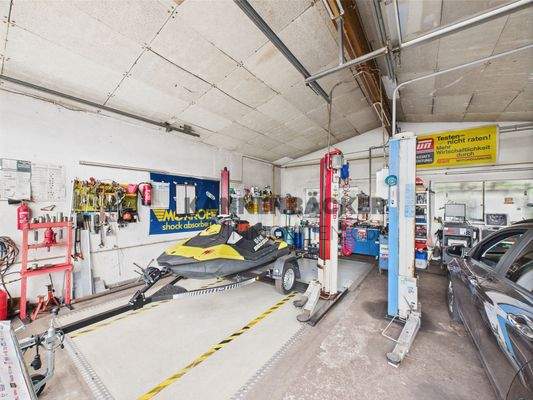 Werkstatt mit Hebebühne