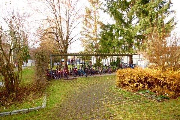 Innenhof mit überdachten Fahrradstellplatz