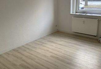 Leeres Zimmer mit Fenster