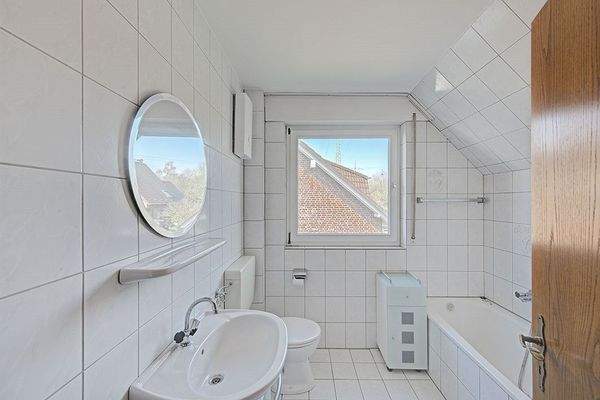 Das Tageslichtbadezimmer im Dachgeschoss