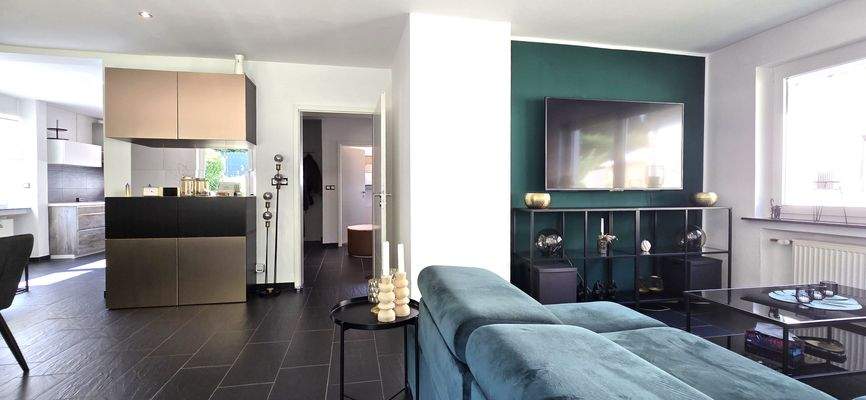 EG, Wohnzimmer mit Sicht zum Eingangsbereich