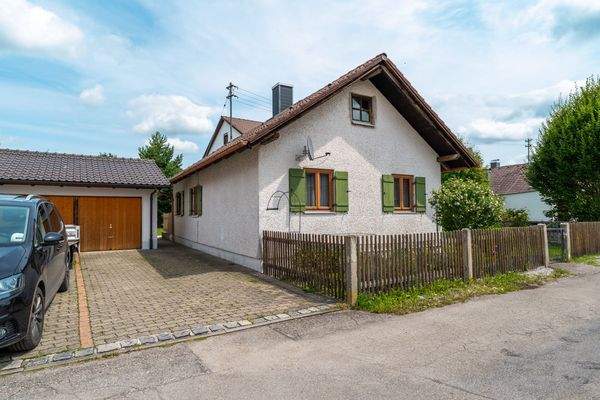 Außenansicht Bungalow+Garagen