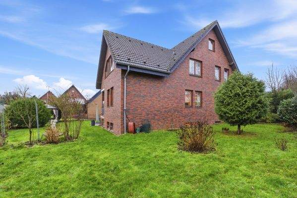 Blick vom seitlichen Gartenbereich