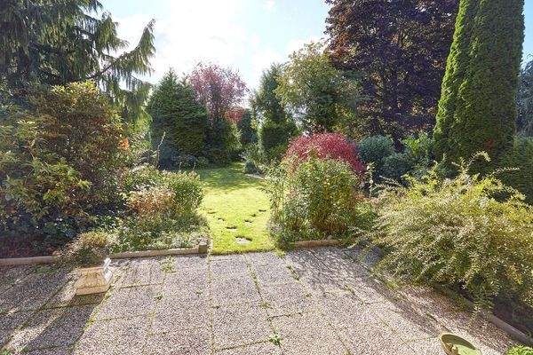Sonnige Terrasse mit Blick in den Garten