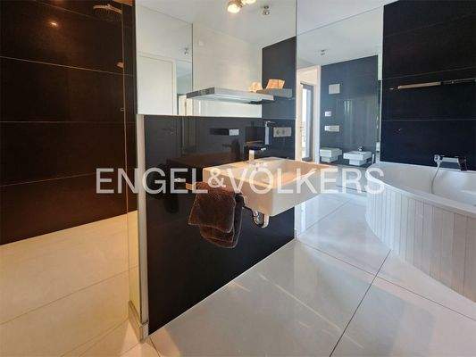 Tageslichtbad mit Wanne und bodengleicher Dusche