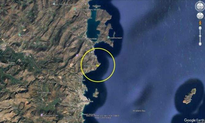 Kreta, Elounda: Großes, erstklassiges Grundstück in erster Meereslinie zu verkaufen