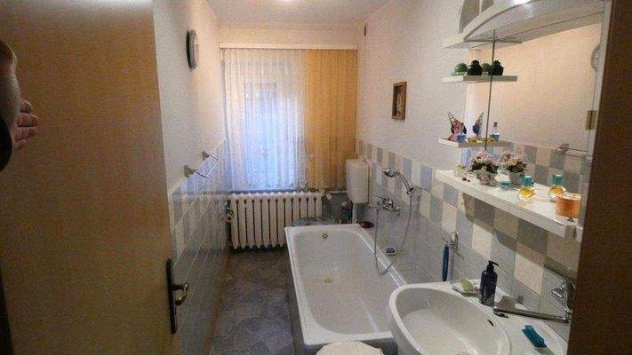 Obergeschoss Wannenbad mit WC