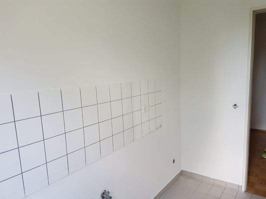 Küche mit Fliesenboden und...