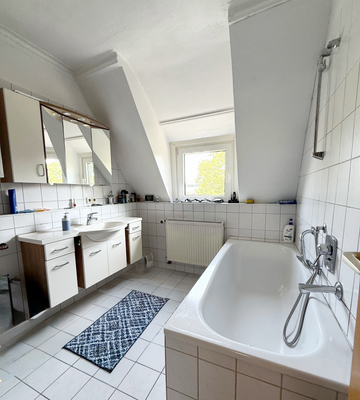 Großes Tageslichtbad mit Wanne