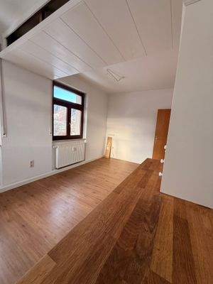 Helles Zimmer mit Holzboden