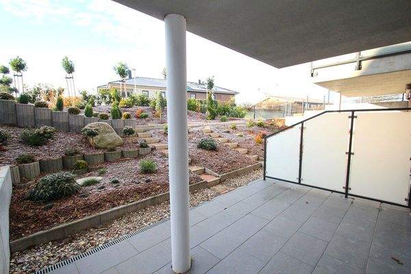 sonnige, überdachte Süd-West Terrasse mit Gartenanteil