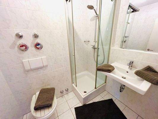 Ihr Badezimmer mit Dusche & WC