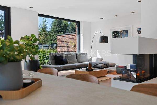 Lounge im Wohn-und Essbereich mit Kamin