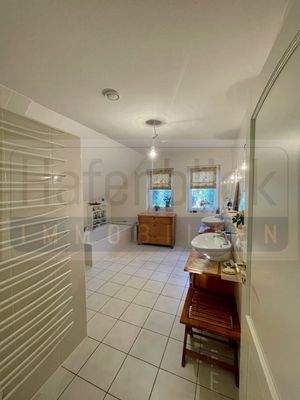 Vollbad mit XL-Dusche  OG