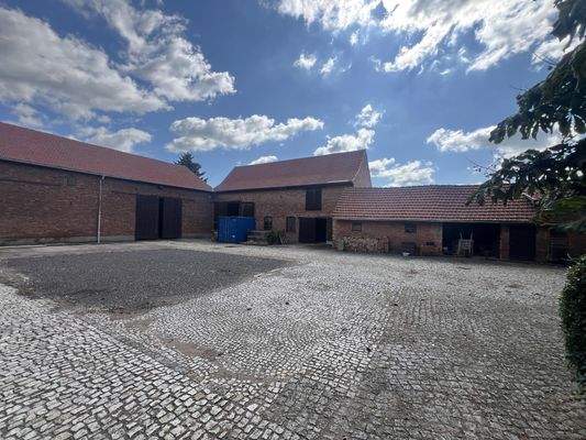 Hof mit Blick auf den kleinen Stall