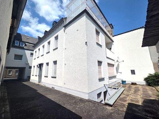 Alles sehr gepflegt, mit Garage