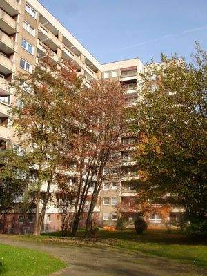 Ansicht eines mehrgeschossigen Wohnhauses mit Balkonen