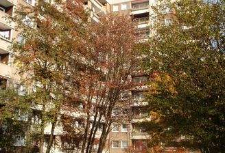 Ansicht eines mehrgeschossigen Wohnhauses mit Balkonen