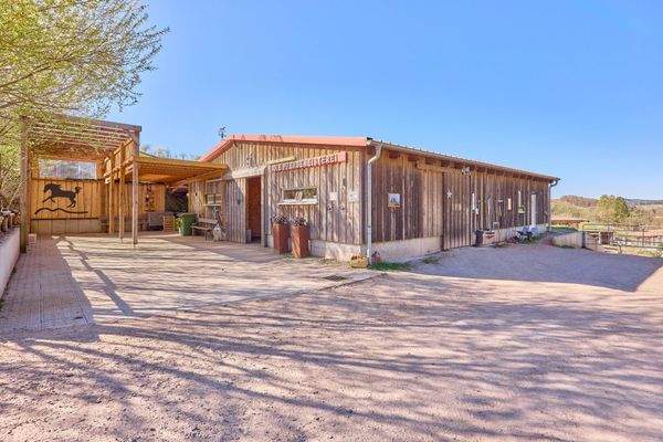 09 Wirtschaftsgebäude.jpg