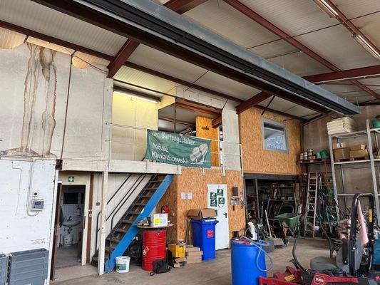 Galerie mit Lager und Büro