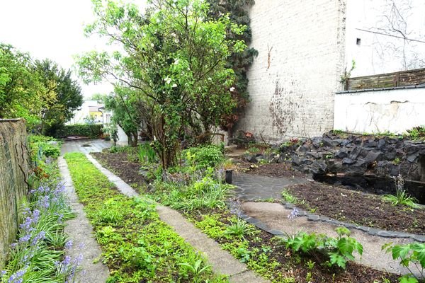 Schön angelegter Garten mit Teichanlage u. lauschigem Freisitz