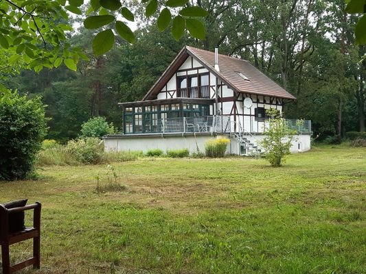 Gartenansicht mit Wintergarten