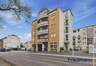 Haus 19 mit Restaurant und TG-Zufahrt