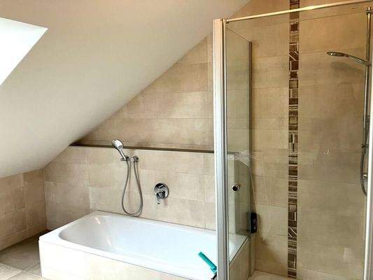 Bad mit Wanne und bodentiefer Dusche