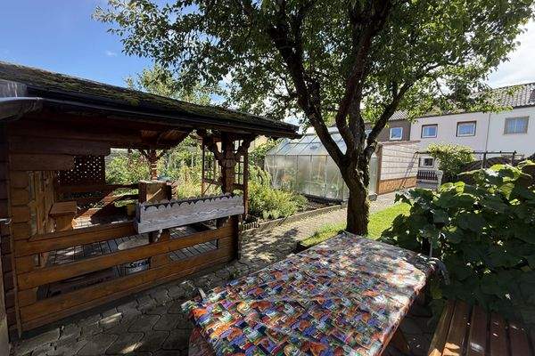 Sitzgelegenheit mit Gartenlaube