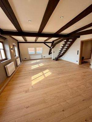 Riesiger Wohn-/Essbereich mit restaurierten Balken