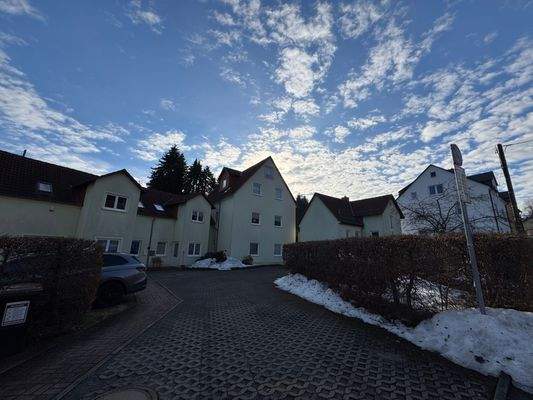 Einfahrt zum Objekt inklusive Stellplätzen 